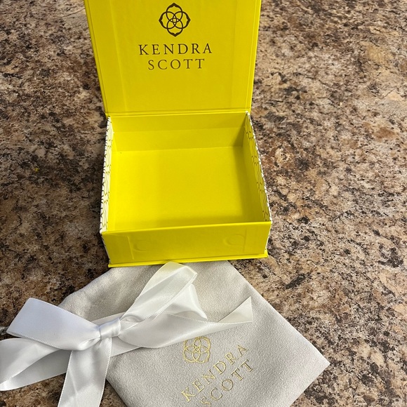 Kendra Scott Gift Box Set - Picture 4 of 4